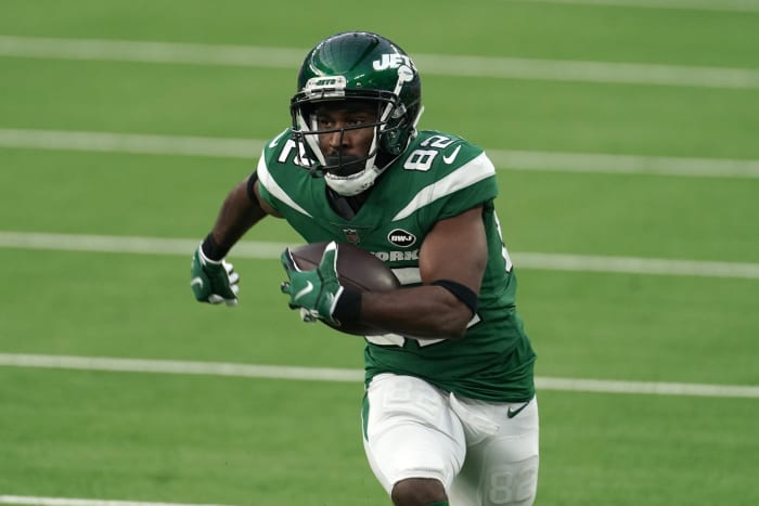 Jets WR Jamison Crowder carries ball